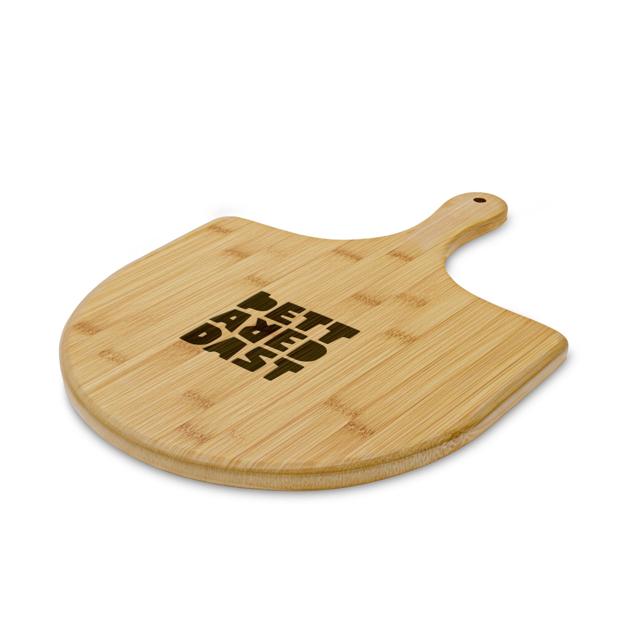 The Printify Bamboo Pizza Board (Engraving) features a short handle and "DET AR DAST" boldly engraved on its natural bamboo surface.